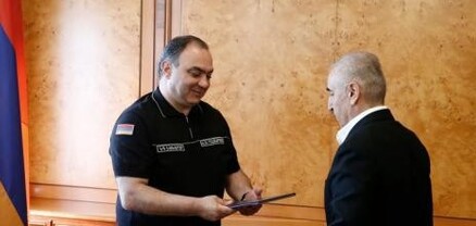 ՆԳ նախարարը պատվոգրեր է հանձնել «Կախվածություն» հեռուստասերիալի անձնակազմին