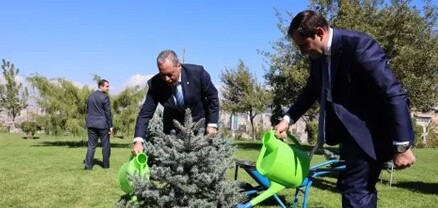 Կիպրոսի պաշտպանության նախարարը ՊՆ վարչական համալիրի տարածքում անվանական եղևնի է տնկել