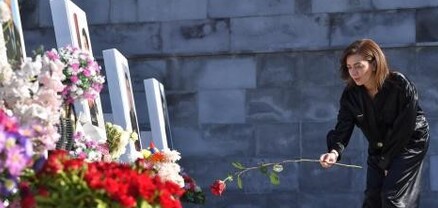 Աննա Հակոբյանը ևս ծաղիկներ է խոնարհել «Եռաբլուր» զինվորական պանթեոնում
