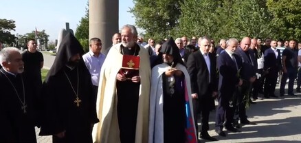 Արցախի Անկախության օրը քաղաքական և հասարակական գործիչներն այցելում են Եռաբլուր