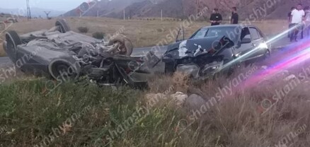 Ազատի ջրամբարի ճանապարհին բախվել են Toyota-ն ու Mercedes-ը. վերջինը գլխիվայր շրջվել է․ վիրավորներից մեկը երեխա է․ shamshyan.com