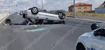 Երևանում Opel-ը բախվել է բետոնե արգելապատնեշներին և գլխիվայր շրջվել․ կան վիրավորներ․ shamshyan.com