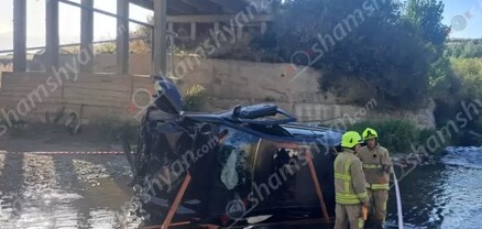 Արագածոտնի մարզում Mercedes-ը կոտրել է կամրջի երկաթե ճաղավանդակն ու 6 մ բարձրությունից ընկել Քասախ գետը. կա 4 վիրավոր. shamshyan.com
