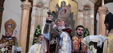 Վեհափառի ձեռամբ օծվեց Մայր Տաճարի Ավագ Խորանի Սուրբ Սեղանը և մատուցվեց Հայրապետական Սուրբ Պատարագ