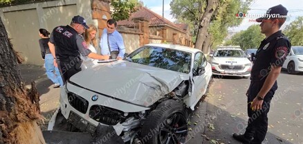 Նախագահի նստավայրի մոտ «BMW»-ն բախվել է ավտոբուսին, ապա բազալտե եզրաքարին ու ծառին. shamshyan.com