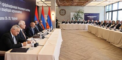 Դեսպաններից ոմանք քծնել են Փաշինյանին․ Հրապարակ