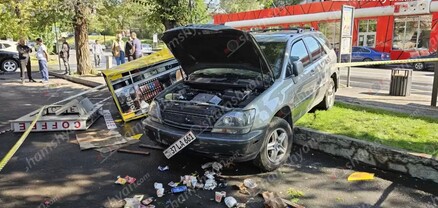 Երևանում 20-ամյա վարորդը «Lexus»-ով վրաերթի է ենթարկել 3 հետիոտնի ու հայտնվել մայթին. վրաերթի ենթարկվածները հոսպիտալացվել են. shamshyan.com