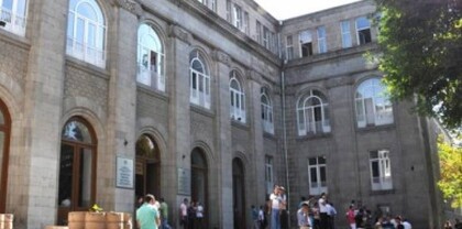 Դասախոսները՝ ուսանող․ Հրապարակ