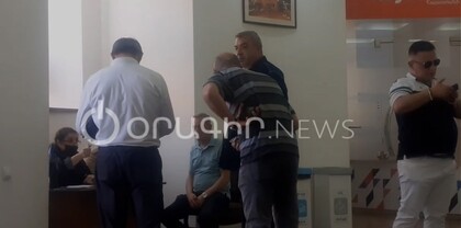 «Եվրաքվե»-ի ստորագրահավաքի ժամանակ հարձակվել են Oragir.News-ի լրագրողների վրա