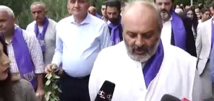 Բագրատ Սրբազանը աջակիցների հետ երթով Ծիծեռնակաբերդի հուշահամալիր բարձրացավ եւ ծաղիկներ խոնարհեց
