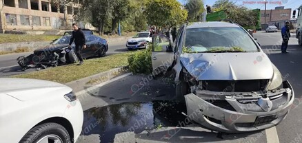 Երևանում բախվել են «Mazda 6»-ն ու «Mitsubishi»-ն. վերջինն էլ կոտրել է 2 ծառ ու ցուցանակը. shamshyan.com
