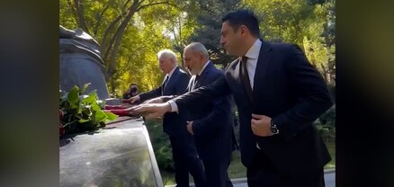 Նիկոլ Փաշինյանը Հոկտեմբերի 27-ի զոհերի հիշատակին հարգանքի տուրք մատուցեց ԱԺ բակում