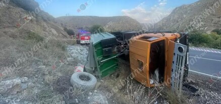 Վայոց ձորի մարզում մի քանի տոննա ցեմենտի պարկերով բարձված «KamAZ»-ը կողաշրջվել է. կա վիրավոր. shamshyan.com