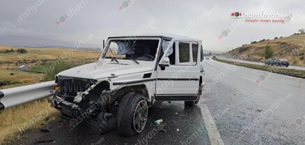 Կոտայքում «Mercedes G 550»-ը բախվել է մեկ այլ վթարի հետևանքով մահացածի հիշատակին տեղադրված հուշաքարին, կան վիրավորներ. shamshyan.com
