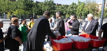 Մայր Աթոռում Պատարագից հետո ուխտավորներին մատաղ է բաժանվել