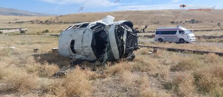 Իջևան-Երևան երթուղու միկրոավտոբուսը, մի քանի պտույտ շրջվելով, կողաշրջված հայտնվել է դաշտում. կան զոհեր և վիրավորներ. shamshyan.com