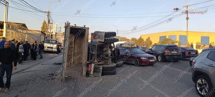 Դավիթ Բեկի փողոցում բախվել են ավազով բարձված «ԶԻԼ»-ը, «Mercedes Vito»-ն, «BMW»-ն, «Opel»-ն ու «Kia»-ն. կա վիրավոր. shamshyan.com