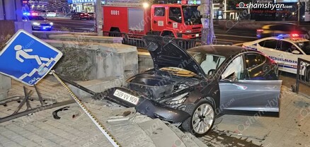 Երևանում «Tesla»-ն կոտրել է երկաթե ճաղավանդակը, հետիոտնային ցուցանակը ու հայտնվել մայթին․ վարորդին փնտրում են. shamshyan.com