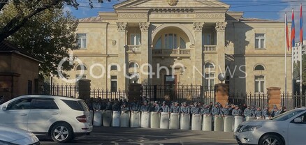 Բագրատ Սրբազանի և իր աջակիցների բողոքի ակցիան Բաղրամյան 26-ի դիմաց․ ՈւՂԻՂ