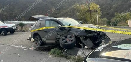 Իջևանում «Porsche Cayenne»-ը բախվել է ճանապարհի բաժանարար գոտու բետոնե հատվածին. կան վիրավորներ. shamshyan.com