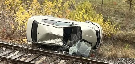 Լոռու մարզում «Nissan Tiida»-ն գլորվել ու հայտնվել է դաշտում ՝ երկաթգծի մոտ. կա 6 վիրավոր. shamshyan.com