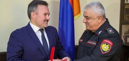 Ոստիկանության պետը պարգևատրել է ՀՀ-ում ԱՄՆ դեսպանատան ներկայացուցիչներին