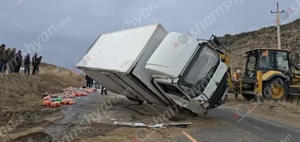 Արագածոտնի մարզում զովացուցիչ ըմպելիքներ տեղափոխող բեռնատարը բախվել է հողաթմբին և կողաշրջվել. shamshyan.com