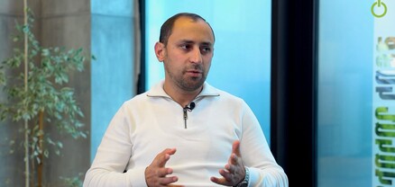 Ալեն Սիմոնյանը սադրել է MediaHub-ի լրագրող Վահե Մակարյանին, ապա զրկել ԱԺ հավատարմագրումից