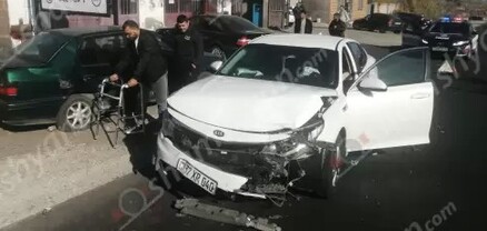 Արագածոտնի մարզում բախվել են Mercedes-ն ու Volkswagen-ը․ վերջինն էլ բախվել է կայանված BMW-ին․ կան վիրավորներ․ shamshyan.com