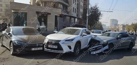 Կոմիտասի պողոտայում բախվել են «Tesla»-ն, «Lexus»-ն ու «Mercedes»-ը. shamshyan.com