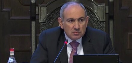 Հլը մի վայրկյան մի պզզցրեք, վարչապետն անցնում է․ Փաշինյանը՝ մայթերում «Լվա ինքդ»-ի տեղակայման մասին