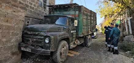 Երևանում «ԶԻԼ»-ը բախվել է ծառին, ապա բետոնե էլեկտրասյանը և կոտրել այն. shamshyan.com