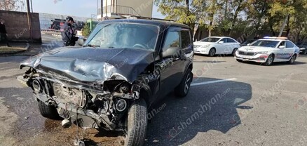 Երևանում բախվել են «ՎԱԶ 2121»-ն ու «Toyota»-ն, վերջինն էլ բախվել է կայանված «ԵրԱԶ»-ին. shamshyan.com