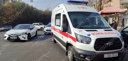 Երևանում բախվել են շտապօգնության «Ford Transit»-ն ու «Toyota»-ն. shamshyan.com
