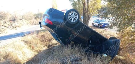 Կոտայքի մարզում «Toyota Corolla»-ն դուրս է եկել ճանապարհի երթևեկելի գոտուց և գլխիվայր հայտնվել հողաթմբի վրա․ shamshyan.com