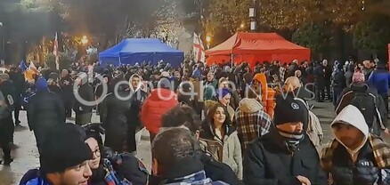 Ընդդիմությունը պատրաստվում է կտրուկ գործողությունների․ Վրաստանի ԱԺ շենքի մոտ իրավիճակը լարված է
