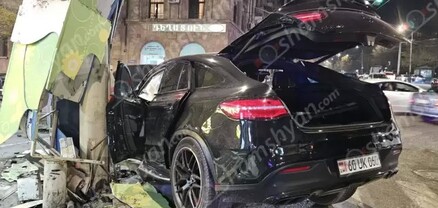 Երևանում բախվել են Toyota-ն ու Mercedes GLE-ն, վերջինն էլ կոտրել է լուսակիրը ու հայտնվել մայթին. կան վիրավորներ. shamshyan.com