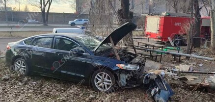 Երևանում «Ford Fusion»-ը բախվել է գազատար խողովակին. տեղի է ունեցել գազի արտահոսք. shamshyan.com