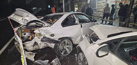 Շիրակի փողոցում «BMW»-ն կոտրել է հետիոտնի ցուցանակը, քաղաքապետարանի նստարանը, բախվել ծառին ու կայանված «Ford»-ին. shamshyan.com