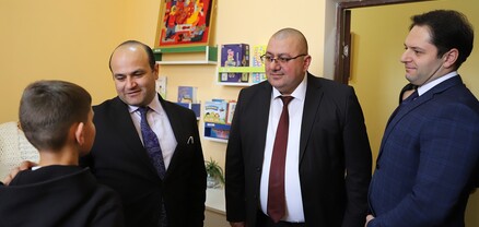 Նարեկ Մկրտչյանն ու Շիրակի մարզպետը այցելել են երեխաների և ավագ սերնդի ներկայացուցիչների շուրջօրյա խնամքի հաստատություններ