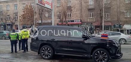 Փաշինյանը բազմաքանակ ուժայինների հետ Գյումրիի թատրոնում էր