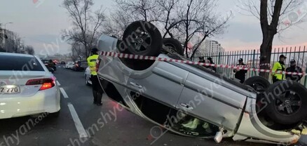 Երևանում՝ «Արմենիա» ԲԿ-ի մոտ, Kia-ն բախվել է ծառին և գլխիվայր շրջվել. shamshyan.com