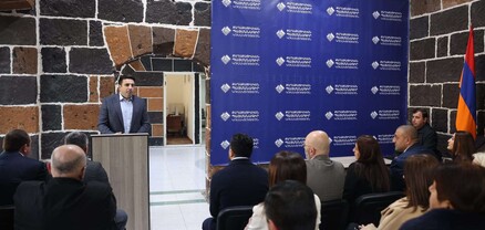 Ալեն Սիմոնյանը Գյումրիում հանդիպել է կուսակցականների հետ