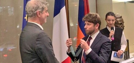 ՀՀ-ում Ֆրանսիայի դեսպանը Սիմոն Աբգարյանին շնորհել է Արվեստի և գրականության շքանշանի կոմանդորի կոչում