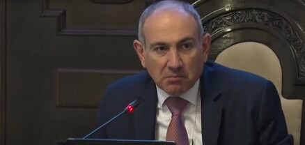 Կառավարական շենքերի սրահներներում, որտեղ օրերով մարդ չի մտնում, ջահերը լրիվ վառած են