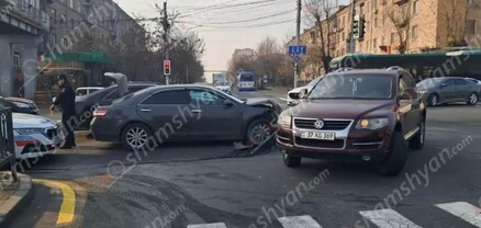Հրազդանի կիրճ տանող ճանապարհին բախվել են «Toyota Camry»-ն ու «Volkswagen Tuareg»-ը. կան վիրավորներ. shamshyan.com