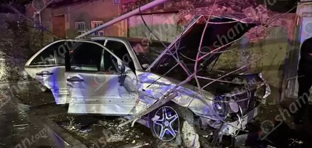 Երևանում բախվել են 2 Mercedes-ներ, որոնցից մեկն էլ կոտրել է ծառը, բախվել գազատար խողովակի հենասյուներին. shamshyan.com