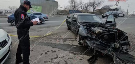 «BMW»-ն Դավիթ Բեկի փողոցում բախվել է երկաթե էլեկտրասյանը, ապա պատի. կա վիրավոր. shamshyan.com