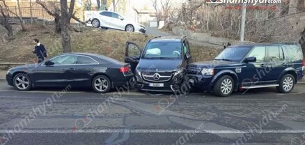 Դեմիրճյան փողոցում կայանված «Mercedes»-ը ինքնաբերաբար առաջ է ընթացել և բախվել 2 ավտոմեքենայի. shamshyan.com 