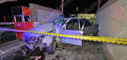 Երևան-Սևան ավտոճանապարհին Mercedes-ը հայտնվել է գազալցակայանում՝ բախվելով պատին․ կան վիրավորներ․ shamshyan.com